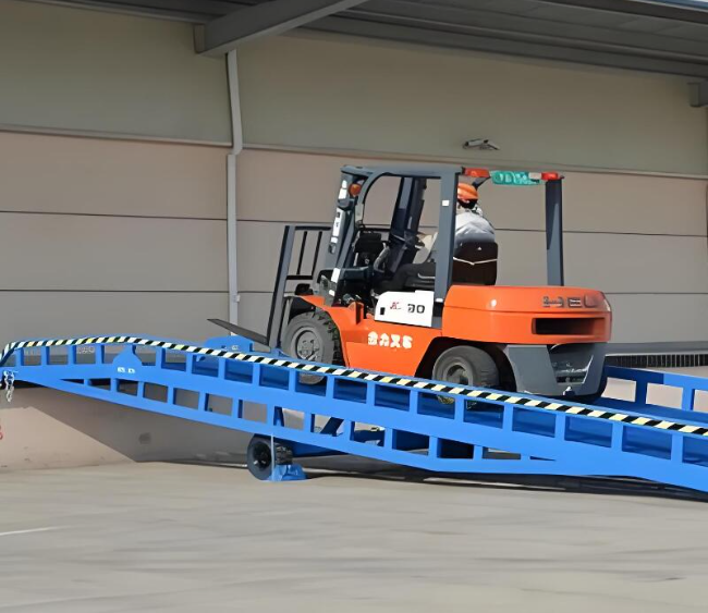 墨竹工卡移动式卸货平台（叉车用）